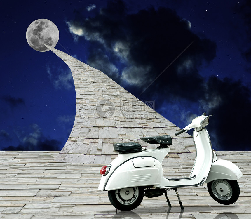 开着通往月亮的道路的回转摩托车停泊车图片