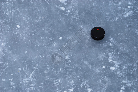 曲棍球带冰球的冰面背景