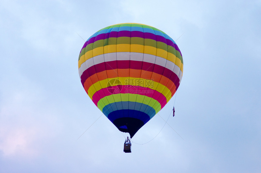 天空中的热气球火焰航班龙头气体控制烧伤运输旅游飞行员节日图片