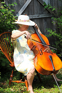 女大提琴手独奏音乐声学成人字符串乐器音乐家大提琴背景图片