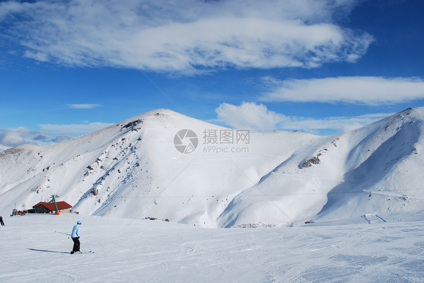 土耳其的雪山滑雪娱乐火鸡休息全景白色蓝色天堂天空图片