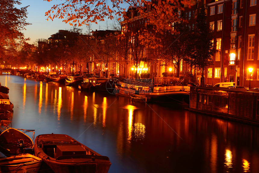 荷兰阿姆斯特丹夜幕下家园建筑学城市倾斜山墙反射房屋运河图片