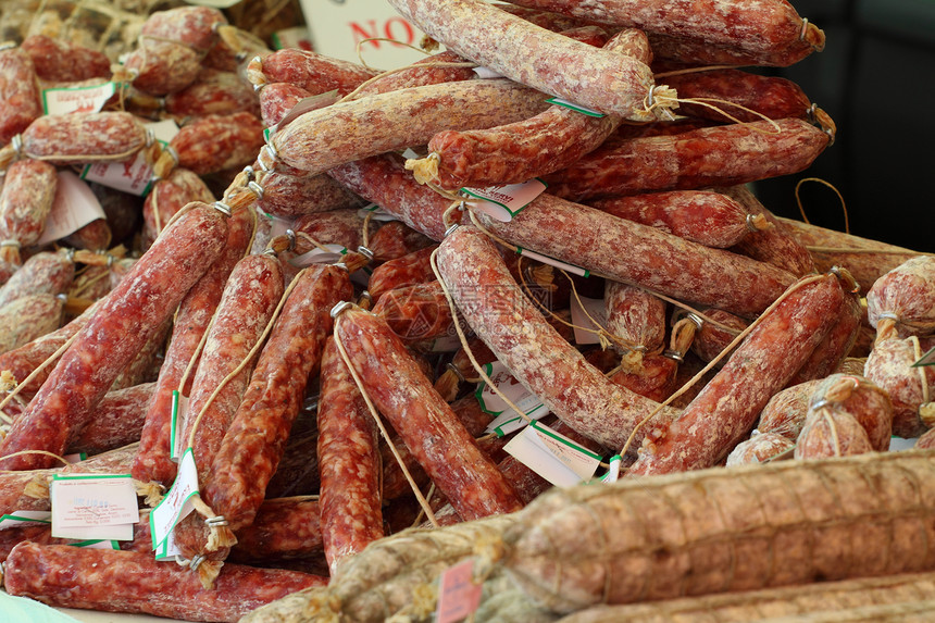 在农民市场上展示的意大利传统香肠 种植者市场熏制屠夫熟食火腿屠宰场特产饮食食物零售销售图片