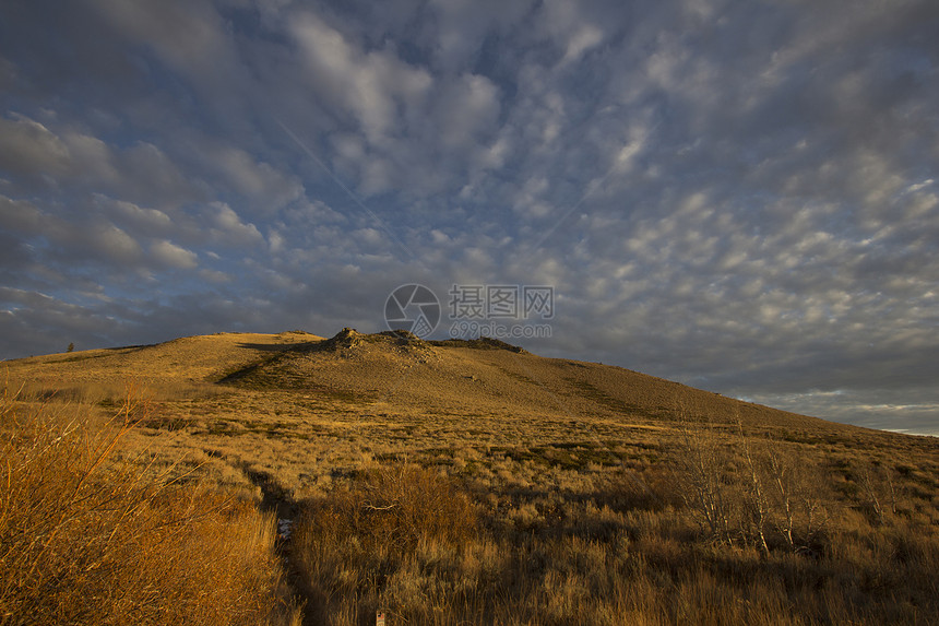 带天空的山地山脉旅游风景阳光太阳沙漠日落目的地场景剪影天际图片