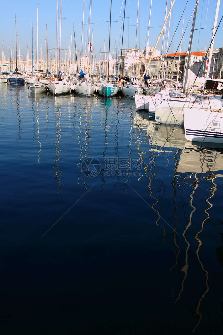 法国马赛港法国游客海岸马赛蓝色假期教会桅杆帆船建筑城市图片