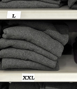 商店的布衣服装羊毛店铺架子灰色部门夹克尺寸套衫收藏背景图片