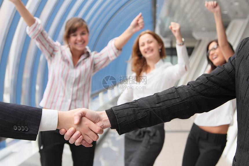 两名商务人士的握手手臂员工男人办公室问候语会议交易老板团体朋友图片