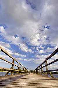 长木板桥在湖和云天上背景图片