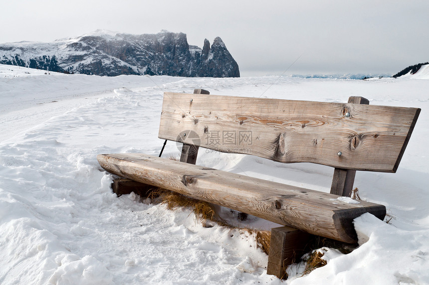 雪景中孤立的长凳图片