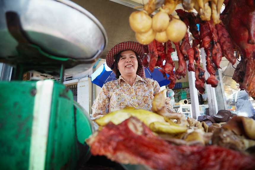 亚洲妇女在柬埔寨出售街头食品的肖像图 柬埔寨图片