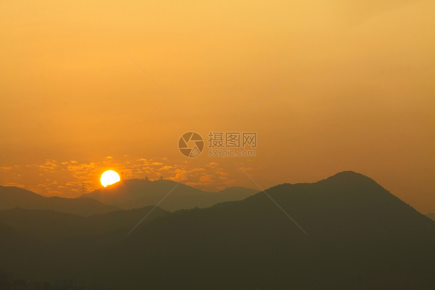 日落下的山脊旅游丘陵旅行太阳顶峰射线山脉地平线橙子阳光图片