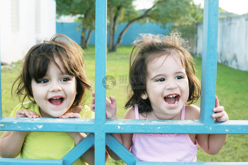 两姐妹在户外玩得开心 快乐的肖像图片