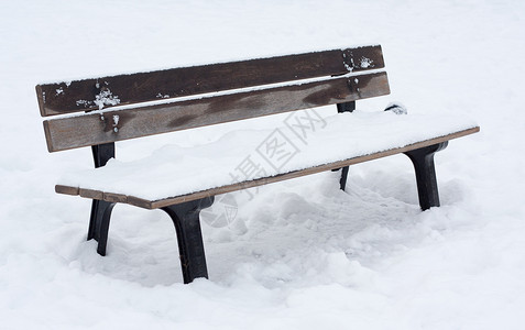 雪雪覆雪长凳图片