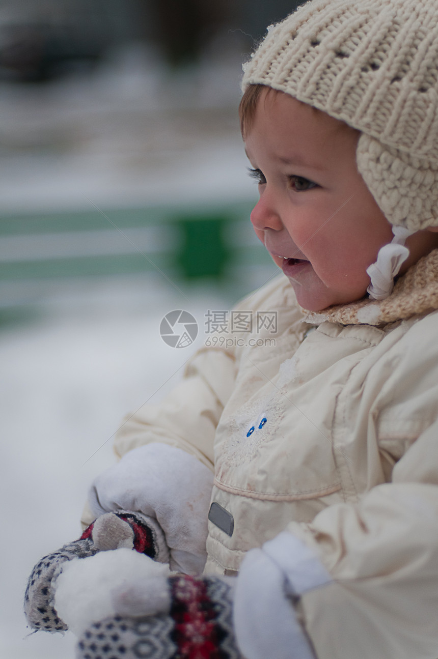 小女孩玩雪球游戏女孩衣服婴儿孩子童年微笑帽子孩子们图片