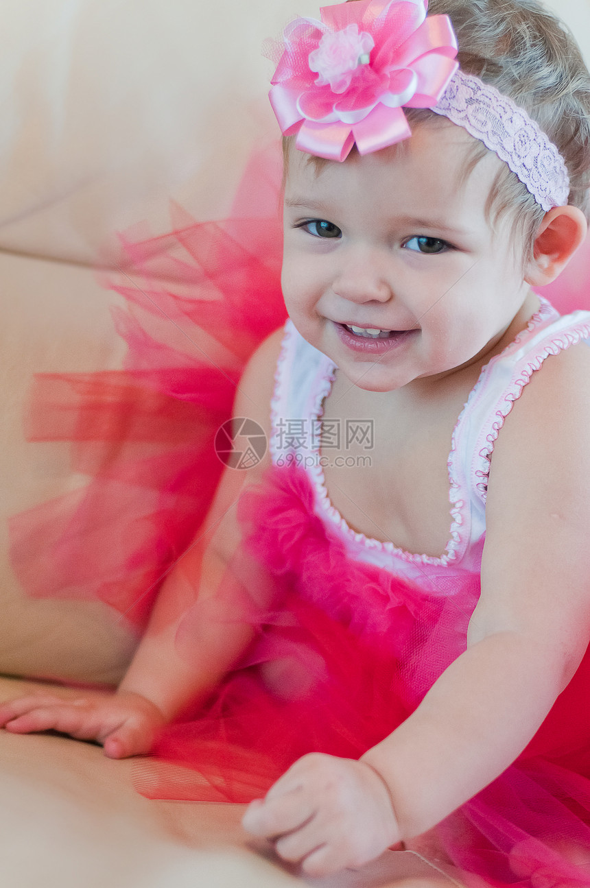 穿粉红裙子的笑笑小女孩图片