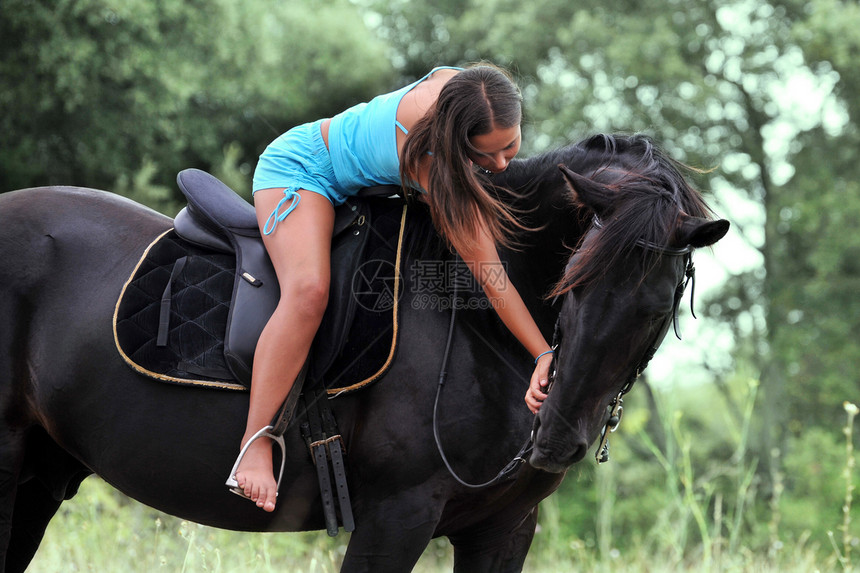 骑马女童青少年女孩孩子幸福动物场地朋友黑色森林友谊图片