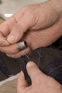 缝纫手的细细纺织品针线活材料工具爱好工厂缝纫职业修理织物裁缝高清图片素材