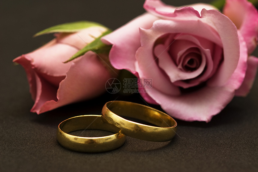 结婚戒指和玫瑰结婚戒指展示夫妻黑色金子白色花朵礼物婚戒粉色图片