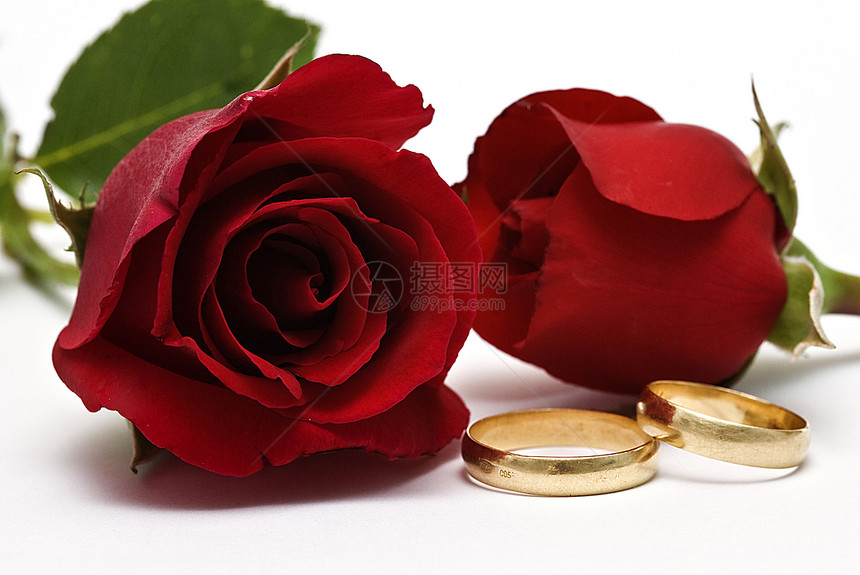 结婚戒指和红玫瑰红色婚戒玫瑰珠宝夫妻传统婚礼礼物花朵结婚戒指图片