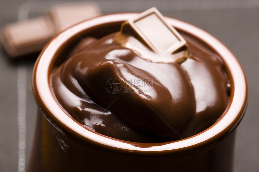自制巧克力布料食物牛奶奶油状烹饪美食奶油勺子服务饮食液体图片