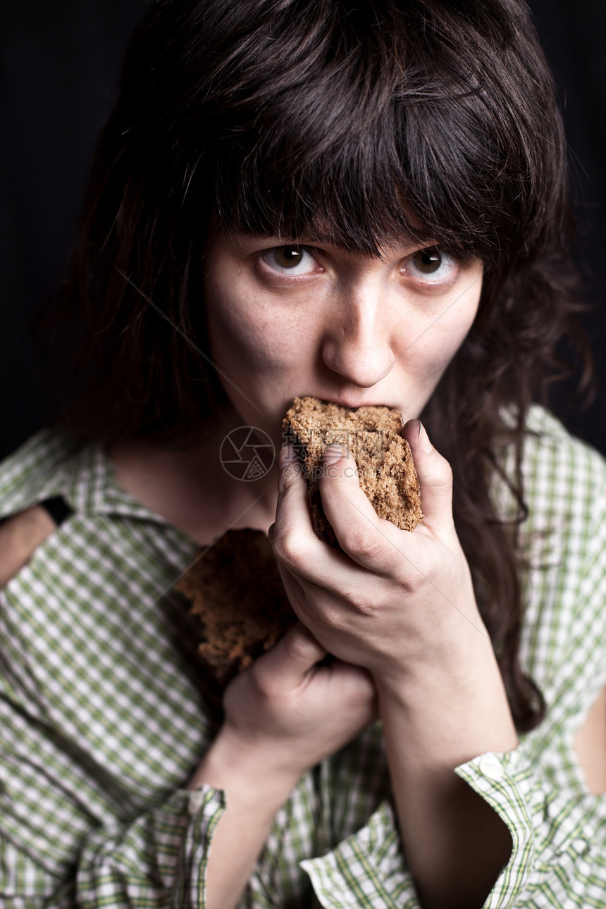 食用面包的乞讨妇女面包流浪汉社会饥饿货币女孩苦难经济食物成人图片