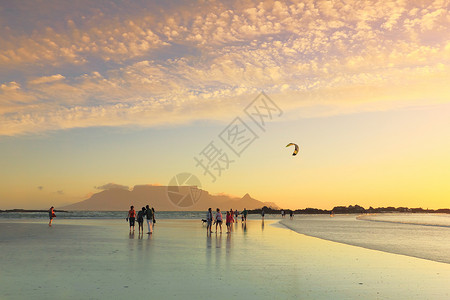 南非海滩的餐桌上观光日落之乐高清图片