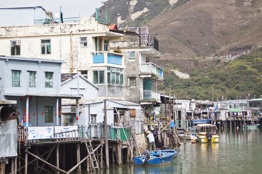 香港Tai O渔村的倒塌房屋钓鱼房子天空风化窝棚木头爬坡蓝色场景旅行图片