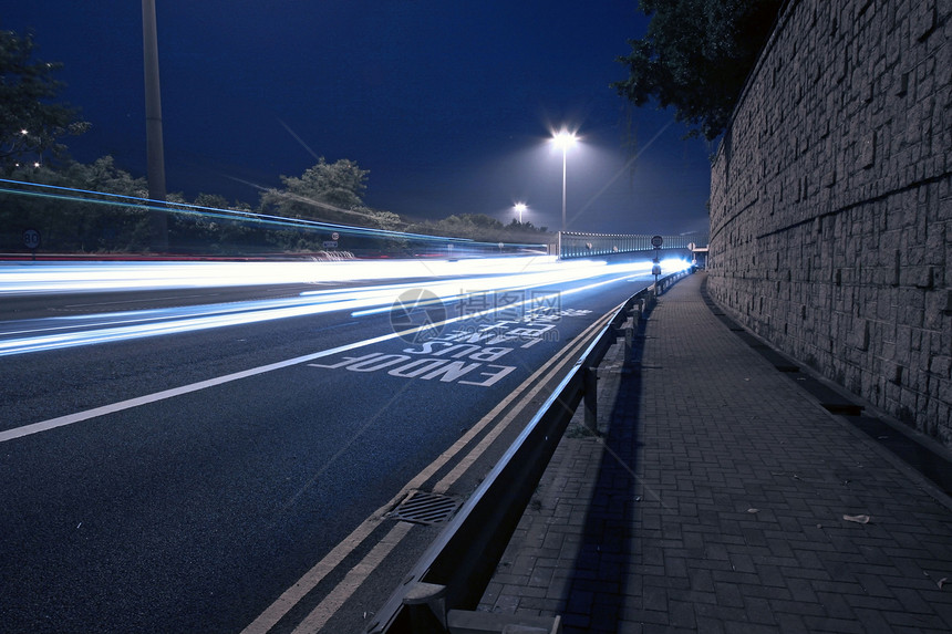 现代城市 夜间交通人行道黑暗天桥路面街道蓝色商业地标建造行人图片