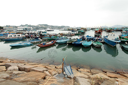 香港的长洲海景 渔船是反黑船蓝色码头商业自行车垃圾工艺渔夫海洋房子港口背景图片