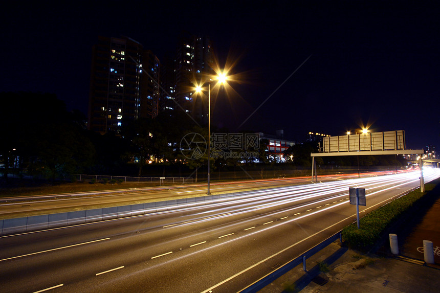 晚上在香港繁忙交通立交桥城市路面天桥运输建造景观蓝色地标建筑图片