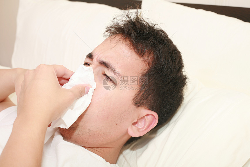 生病的人早上在床上躺在床上打鼻涕图片