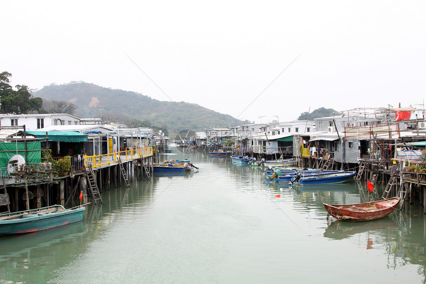 香港Tai O渔业村场景爬坡道村庄蓝色旅行天空木头住宅房子窝棚图片