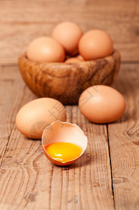 木制背景的鸡蛋黄蛋背景图片