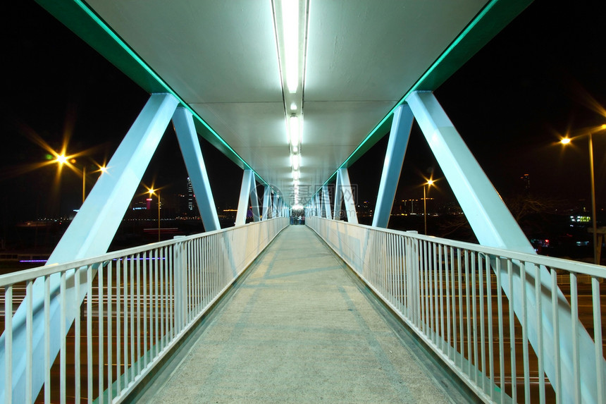 夜间脚桥人行道立交桥路面城市商业交通建筑照明蓝色景观图片