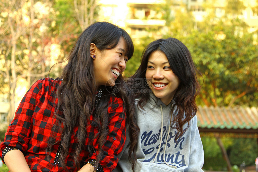 亚洲朋友女士大学团体女孩们乐趣同学多样性微笑学校青少年图片