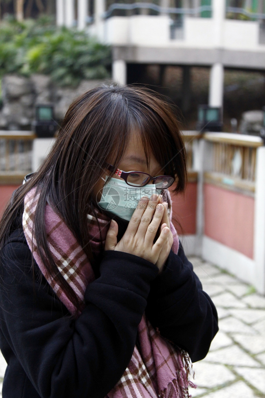 戴面罩的亚洲生病女孩喷嚏公园青年流感咳嗽成人组织卫生保健女士图片