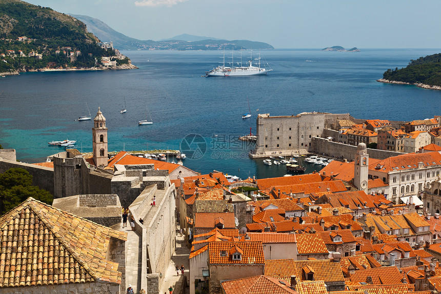 来自克罗地亚城墙的Dubrovnik全景景观建筑学堡垒建筑物蓝色历史旅游房子大教堂爬坡图片