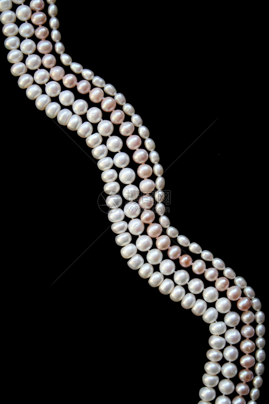 黑丝上的白珍珠反射珍珠首饰宝藏魅力光泽度奢华珠宝天鹅绒象牙图片