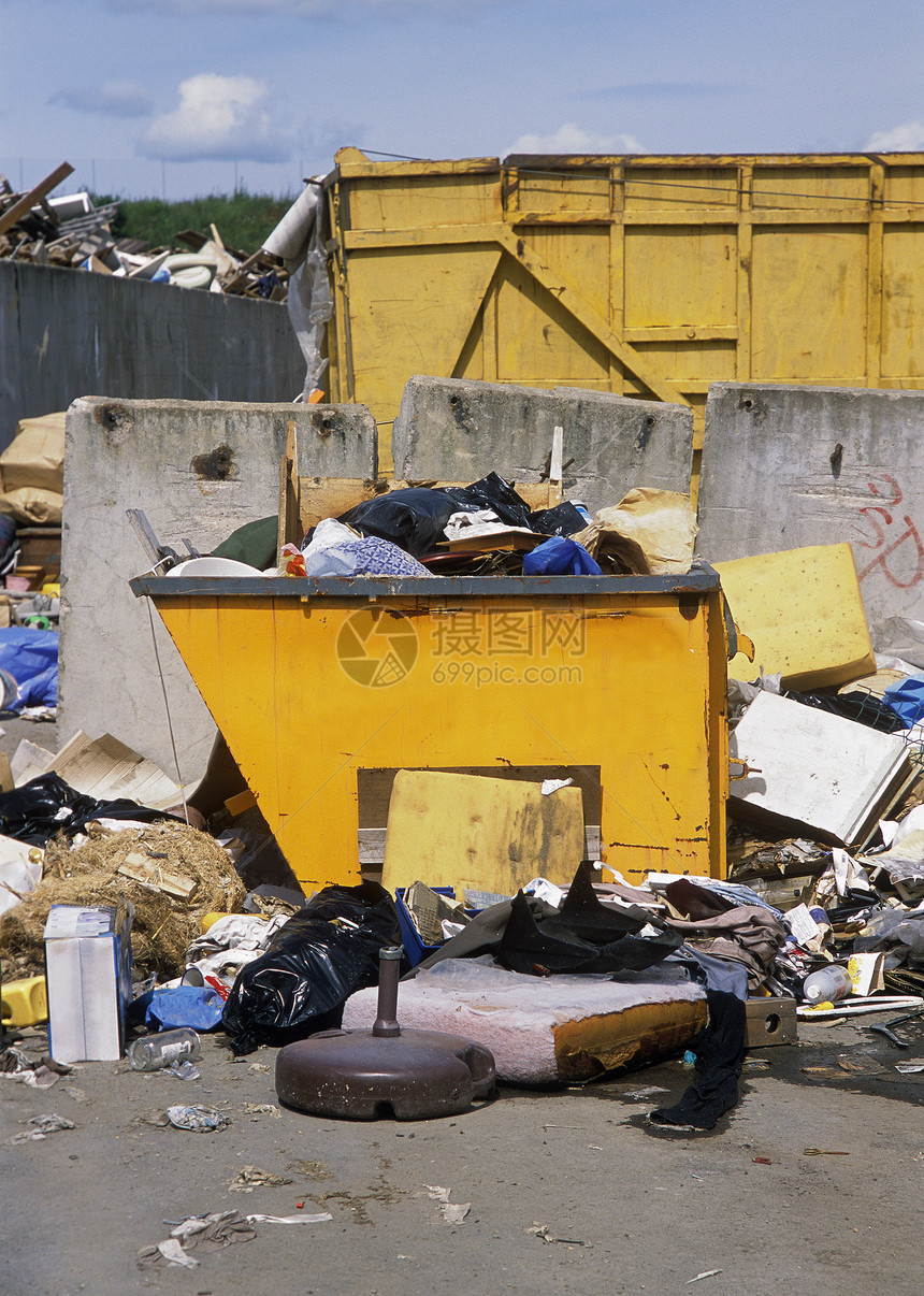 垃圾场回收车轮水平黄色废金属金属合金轮图片