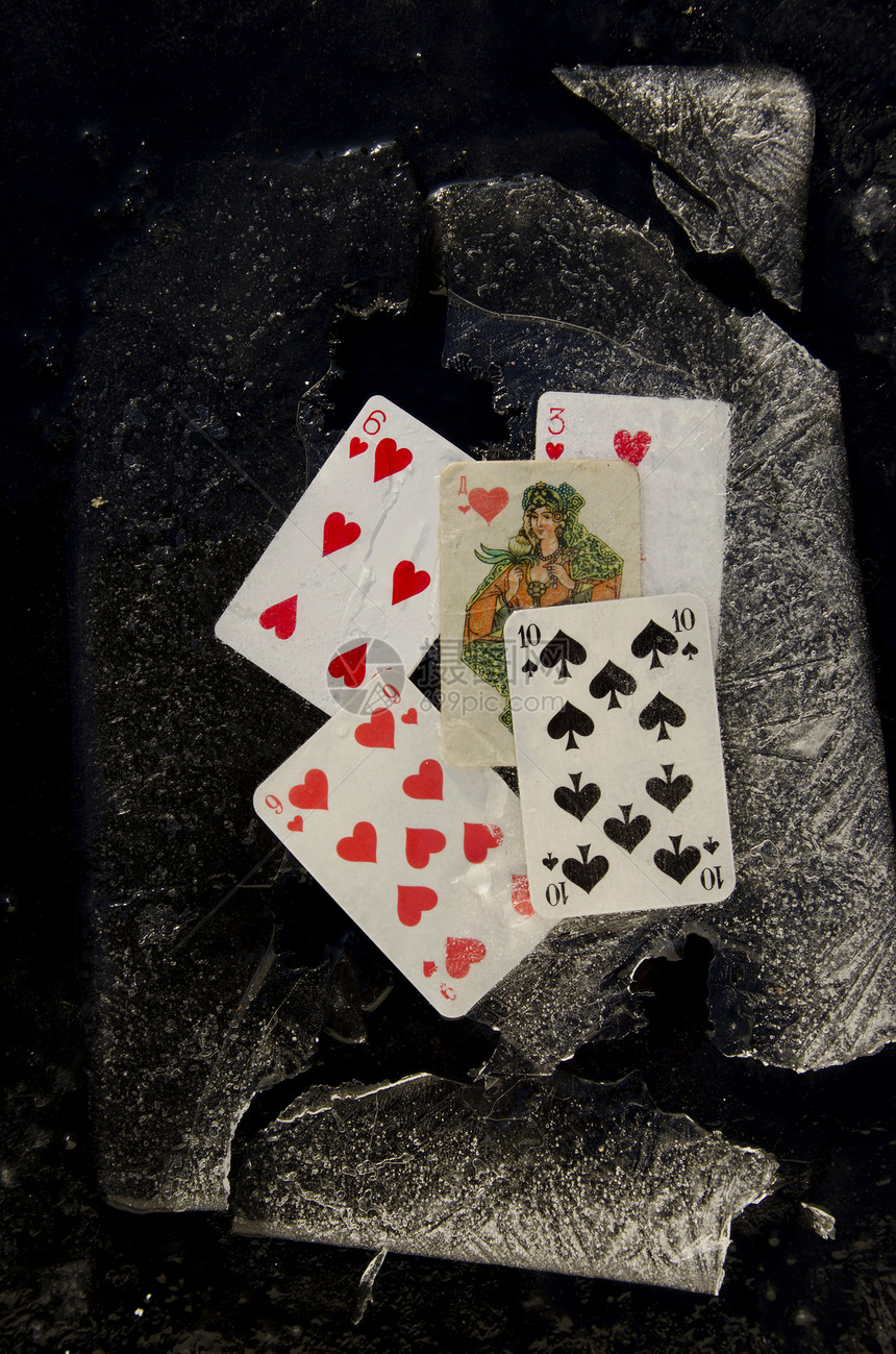 冬冰中的扑克牌游戏图片