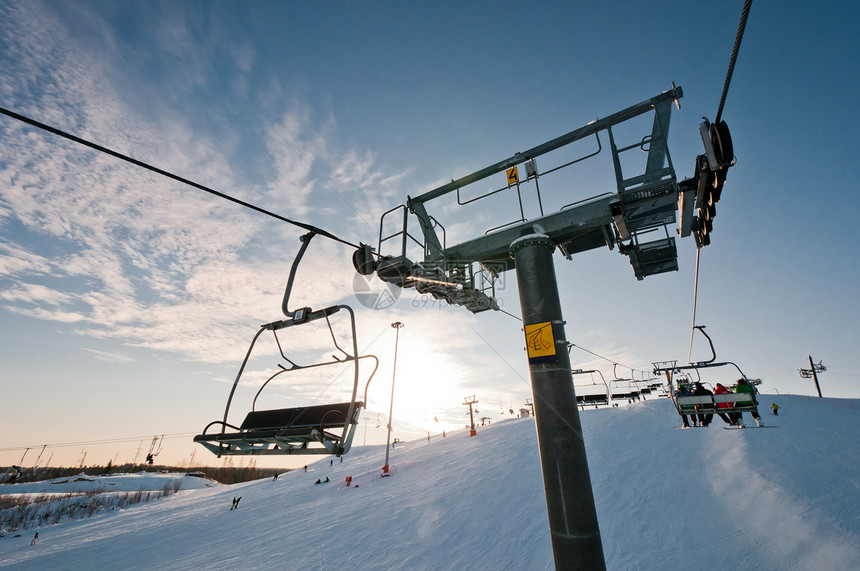 在滑滑雪度假胜地提供起滑滑雪支持图片