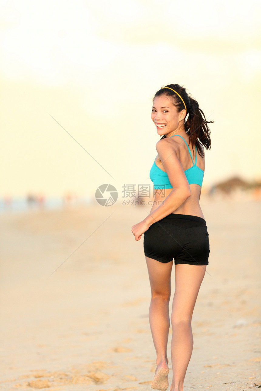 女人在海滩上奔跑混血海洋训练跑步女孩日落慢跑者运动慢跑赛跑者图片