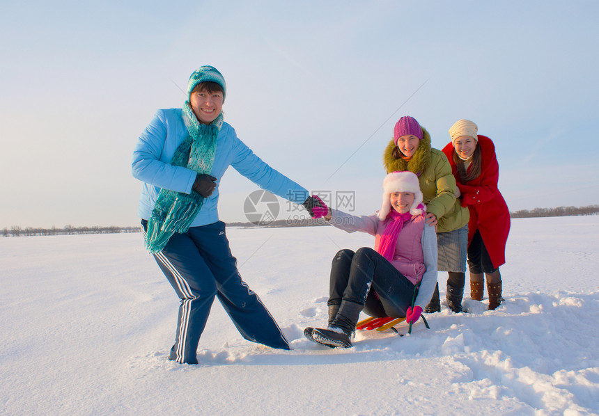 四位快乐的女士在冬天滑雪图片