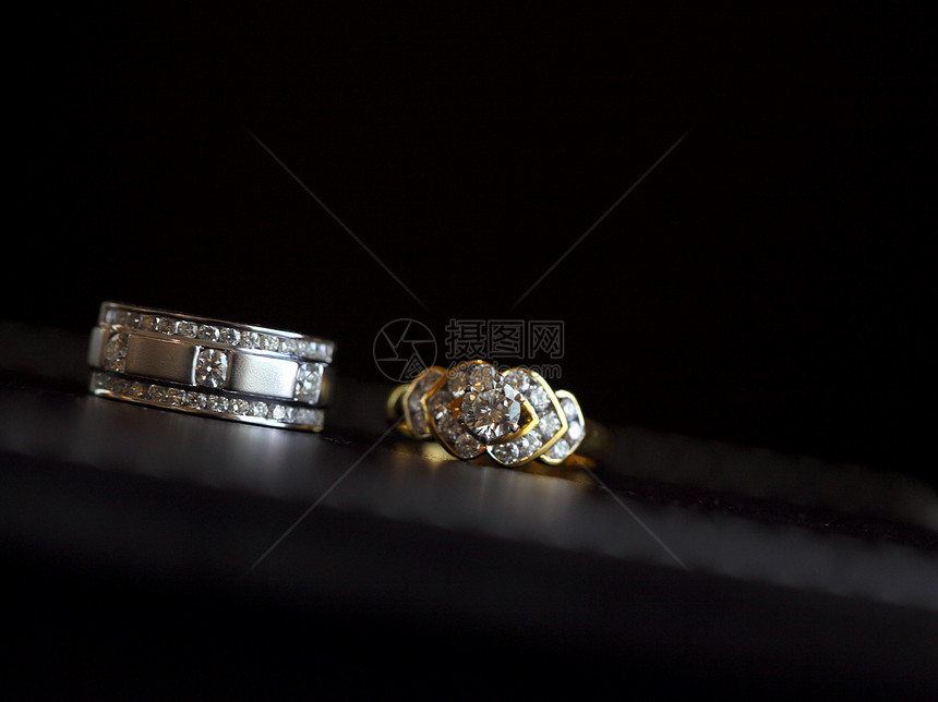 白金钻石结婚戒指的孤立夫妇名单图片