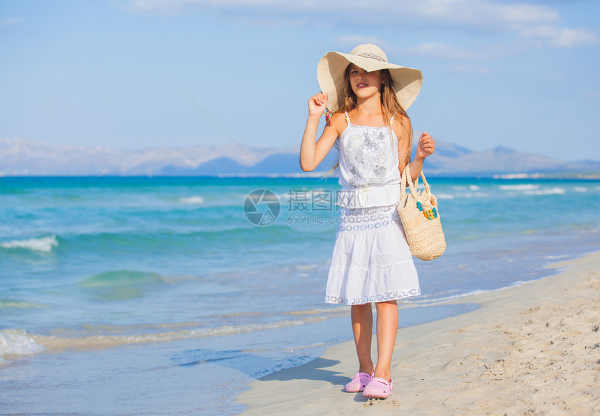 在沙滩上戴着优雅帽子的可爱女孩支撑情调异国海滩孩子假期太阳镜海岸地平线热带图片