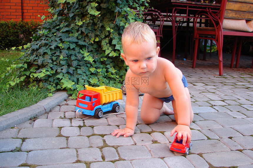 那孩子在院子里有玩具轮子儿童沉思手臂摄影童年婴儿蓝色生活白色图片