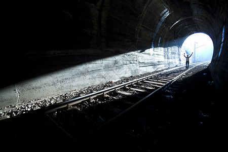 隧道结束运输走廊黑暗对比度铁路出口入口通道管子建筑学黑色的高清图片素材