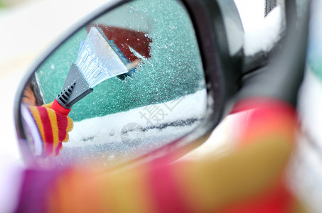 汽车镜子清洁车窗镜子季节运输汽车衣服窗户烦恼车辆不便天气背景
