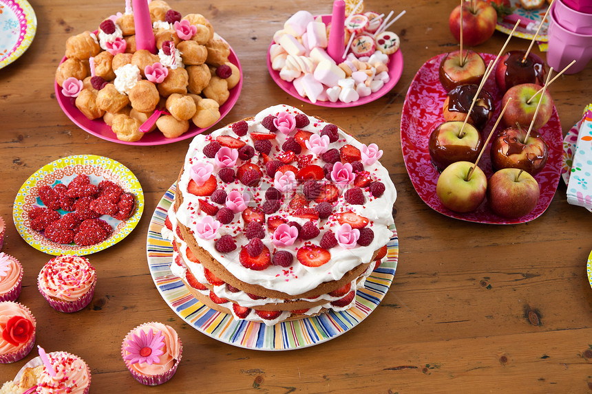 甜点表蜡烛食物庆典糕点水果奶油生日蛋糕派对馅饼蛋糕图片
