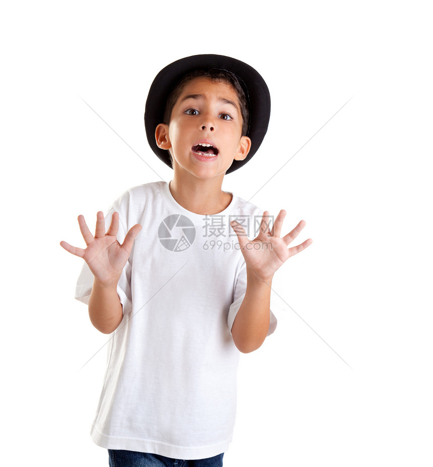 男孩用黑帽子的手势 白上孤立男性工作室惊喜童年冒充幸福帽子孩子乐趣情感图片
